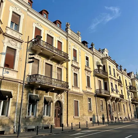 Apartment Heart Studio, Center